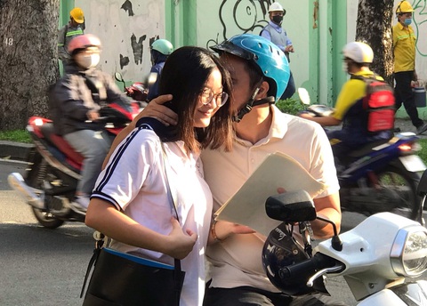 Những cái ôm của mùa thi tốt nghiệp- Ảnh 6. Trao nụ hôn nồng ấm cho con thêm tự tin - Ảnh: ĐOÀN THỊ MINH TÂM