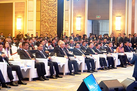 Đẩy mạnh kết nối hạ tầng giao thông Việt - Trung- Ảnh 1. Thủ tướng kêu gọi doanh nghiệp đầu tư Trung Quốc tham gia đầu tư dự án cơ sở hạ tầng - Ảnh: NGỌC AN