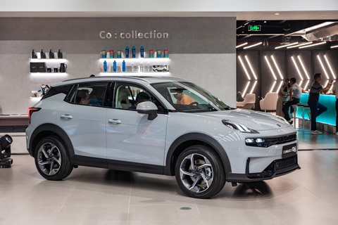 3 SUV cỡ B ra mắt khách hàng Việt tháng 6: Thêm chật chội, đua giá bán và công nghệ- Ảnh 6. Đến muộn nhưng Lynk & Co 06 tỏ ra vượt trội về nhiều mặt. Tuy nhiên, việc gắn mác thương hiệu Trung Quốc có thể khiến nhiều người e dè - Ảnh: QUỐC MINH