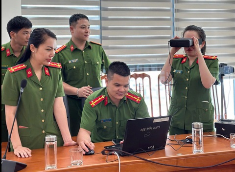 Bộ Công an đã sẵn sàng về hạ tầng, kỹ thuật, công nghệ thu nhận hồ sơ cấp thẻ căn cước- Ảnh 1. Các cán bộ trực tiếp thực hiện cấp căn cước được tập huấn kỹ lưỡng, chuyên nghiệp - Ảnh: QUỲNH HƯƠNG