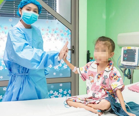 Bé gái 7 tuổi vượt qua bệnh suy thận mạn nhờ bà nội hiến thận - Ảnh: Bệnh viện cung cấp Bé gái 7 tuổi vượt qua bệnh suy thận mạn nhờ bà nội hiến thận - Ảnh: Bệnh viện cung cấp