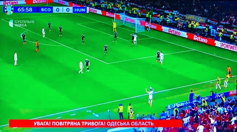 Mặc kệ chiến tranh, người dân Ukraine hòa vào không khí Euro 2024- Ảnh 3. Người dân Ukraine đã quen với trải nghiệm xem Euro mỗi ngày, nhưng bên dưới màn hình lại xuất hiện dòng chữ: “Cảnh báo! Báo động trên không! Khu vực Odessa” - Ảnh: RICHARD MORGAN