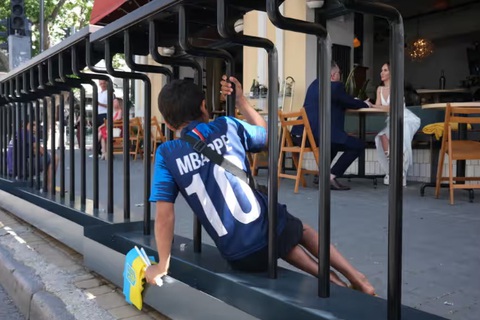 Mặc kệ chiến tranh, người dân Ukraine hòa vào không khí Euro 2024- Ảnh 5. Một em bé người Ukraine mặc áo số 10 của Kylian Mbappe (Pháp) nghỉ bán cờ Ukraine vào ngày diễn ra trận thi đấu thứ hai của đội tuyển Ukraine tại Euro 2024 - Ảnh: RICHARD MORGAN