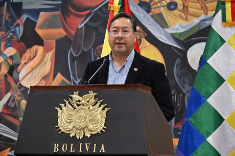 Tổng thống Bolivia phủ nhận 'tự làm đảo chính'- Ảnh 1. Tổng thống Bolivia Luis Arce phát biểu trước báo giới ngày 27-6 - Ảnh: AFP