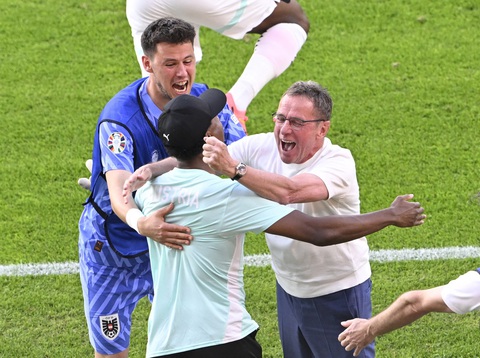 Những HLV Rangnick (phải) ăn mừng cùng Alaba (giữa) - Ảnh: Reuters