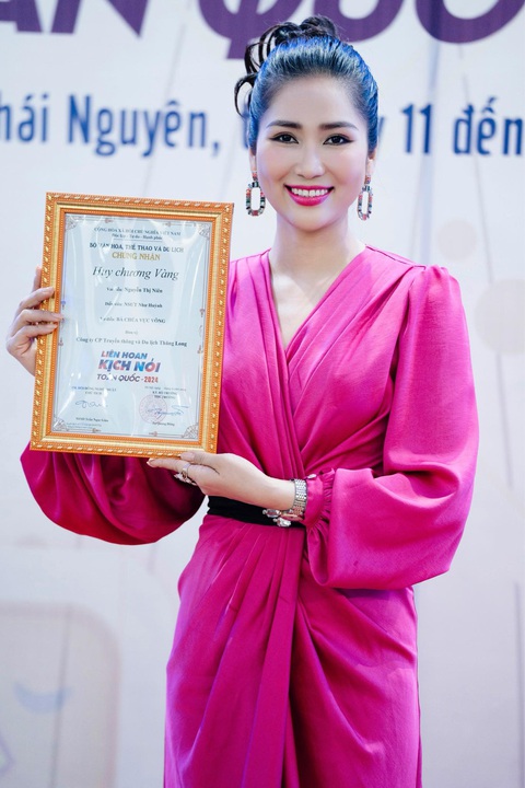 'Hoa hậu cải lương' Như Huỳnh đón tin vui sau 3 tháng nhận danh hiệu NSƯT- Ảnh 3. NSƯT Như Huỳnh giành huy chương vàng tại Liên hoan sân khấu kịch nói toàn quốc 2024.