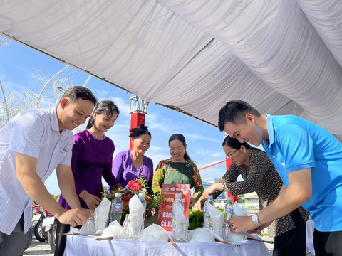 Khai mạc Ngày hội du lịch và xúc tiến đầu tư vào xứ 'tình anh bán chiếu'- Ảnh 10. Đội thi phương Hiệp Lợi, TP Ngã Bảy háo hức tham gia thi với món bánh xèo củ hủ dừa - Ảnh: LAN NGỌC
