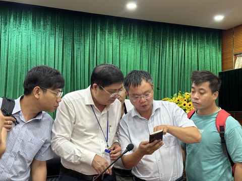 Ông Phạm Đăng Khoa - giám đốc sở GĐ-ĐT Đắk Lắk (thứ 2 từ trái qua) trao đổi với phóng viên về các mã đề bị lỗi - Ảnh: TRUNG TÂN Ông Phạm Đăng Khoa - giám đốc sở GĐ-ĐT Đắk Lắk (thứ 2 từ trái qua) trao đổi với phóng viên về các mã đề bị lỗi - Ảnh: TRUNG TÂN
