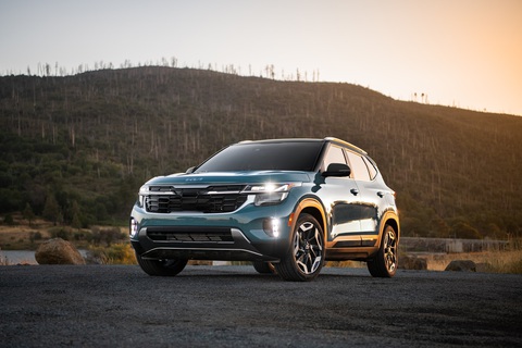 Kia Seltos 2025 ra mắt: Màn hình 'xuống cấp', bù lại trang bị mới- Ảnh 1. Kia Seltos 2025 chính thức ra mắt với nhiều nâng cấp đáng giá về trang bị tiêu chuẩn, đi kèm là sự điều chỉnh về giá bán. Liệu những thay đổi này có đủ sức giúp Seltos cạnh tranh trong phân khúc SUV cỡ nhỏ ngày càng sôi động? - Ảnh: Kia