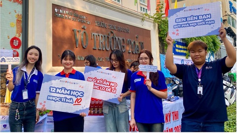 Những cái ôm của mùa thi tốt nghiệp- Ảnh 10. Tình nguyện viên cổ vũ cho các thí sinh