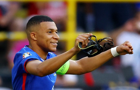 Euro 2024: Chờ vòng đấu bùng nổ- Ảnh 1. Mbappe cùng tuyển Pháp sẽ đối đầu với Bỉ trong trận cầu tâm điểm vòng 16 đội - Ảnh: Reuters