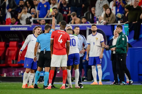 Trọng tài rút thẻ với Mbappe bị đuổi khỏi Euro 2024- Ảnh 2. Tình huống ông Gil Manzano rút thẻ vàng với Mbappe - Ảnh: REUTERS