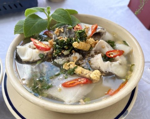 Khai mạc Ngày hội du lịch và xúc tiến đầu tư vào xứ 'tình anh bán chiếu'- Ảnh 5. Đầu bếp Phạm Thị Dân thuộc Ẩm thực Út Vân mang đến hội thi món canh chua mận. Tận dụng cây nhà lá vườn với cá lóc đồng, mận nhà trồng cùng với niềm đam mê đã tạo nên món canh chua mận có vị chua chua ngọt ngọt, ngon bổ dưỡng lại gợi nhớ chút hương vị quê nhà cho những ai xa quê - Ảnh: LAN NGỌC