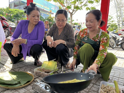 Khai mạc Ngày hội du lịch và xúc tiến đầu tư vào xứ 'tình anh bán chiếu'- Ảnh 6. Các cô vừa đổ bánh vừa rôm rã với nhau về câu chuyện cái bánh xèo củ hủ dừa đặc sản của miền Tây sông nước - Ảnh: LAN NGỌC