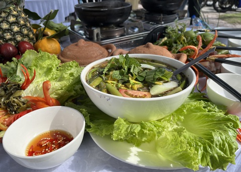 Khai mạc Ngày hội du lịch và xúc tiến đầu tư vào xứ 'tình anh bán chiếu'- Ảnh 8. Hương vị thơm ngon nóng hổi của cá bông lau kho tộ của Quán ăn ẩm thực Triệu Tiên như níu chân du khách về Ngã Bảy - Ảnh: LAN NGỌC