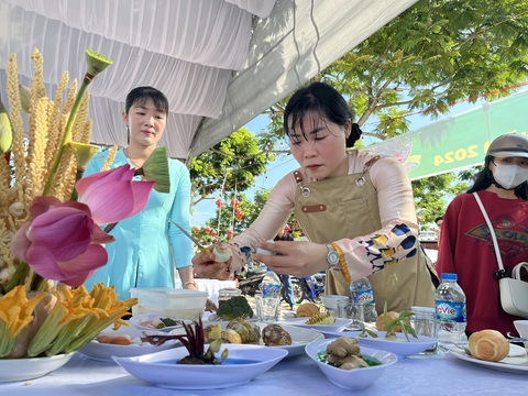 Khai mạc Ngày hội du lịch và xúc tiến đầu tư vào xứ 'tình anh bán chiếu'- Ảnh 4. Sự tỉ mẫn và khéo léo của người đầu bếp góp phần làm nên những món ăn ngon khi du khách về Ngã Bảy - Ảnh: LAN NGỌC