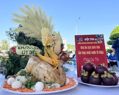 Khai mạc Ngày hội du lịch và xúc tiến đầu tư vào xứ 'tình anh bán chiếu'- Ảnh 9. Món chim trĩ hấp nấm được kì công chế biến từ nguyên liệu chim trĩ nhà vườn sẵn sàng phục vụ du khách khi về xứ