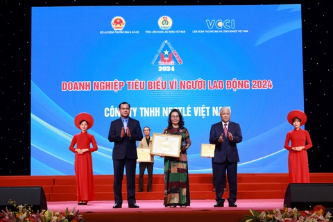 Nestlé Việt Nam lần thứ 5 liên tiếp được vinh danh Đại diện Nestlé Việt Nam nhận danh hiệu Doanh nghiệp tiêu biểu vì người lao động 2024