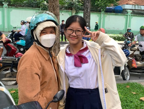Những cái ôm của mùa thi tốt nghiệp- Ảnh 9. Niềm vui của con và mẹ sau buổi thi - Ảnh NGÔ TRẦN KHÁNH LINH