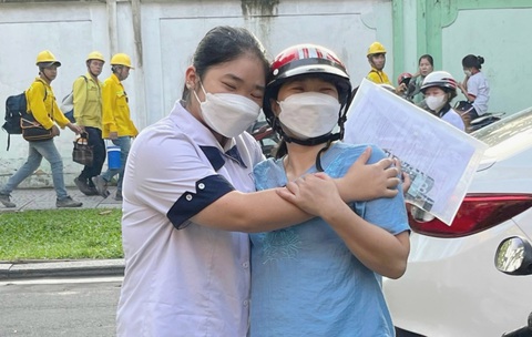 Những cái ôm của mùa thi tốt nghiệp- Ảnh 7. Cái ôm động viên cho con thêm tinh thần trước khi vào thi sáng 28-6 - Ảnh: NGUYỄN THỊ TRÚC VÂN
