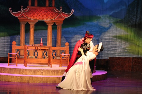 'Hoa hậu cải lương' Như Huỳnh đón tin vui sau 3 tháng nhận danh hiệu NSƯT- Ảnh 2. NSƯT Như Huỳnh cùng bạn diễn trong vở Bà Chúa Vực Vông