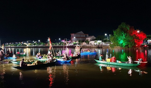 Khai mạc Ngày hội du lịch và xúc tiến đầu tư vào xứ 'tình anh bán chiếu'- Ảnh 3. Tái hiện cảnh chợ nổi Ngã Bảy tại đêm khai mạc - Ảnh: TRUNG PHẠM