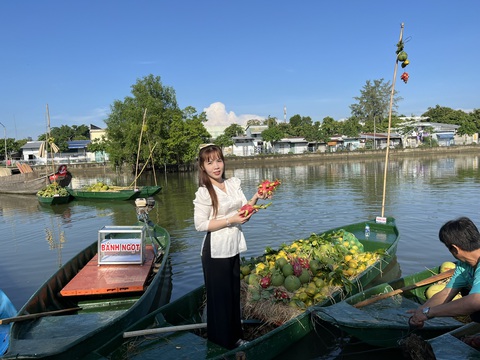Khai mạc Ngày hội du lịch và xúc tiến đầu tư vào xứ 'tình anh bán chiếu'- Ảnh 2. Du khách chụp hình check-in với tiểu cảnh tái hiện chợ nổi Ngã Bảy - Ảnh: LAN NGỌC