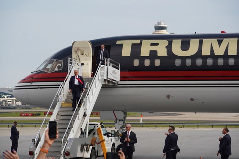 Ứng cử viên tổng thống đảng Cộng hòa Donald Trump đến Sân bay quốc tế Hartsfield-Jackson Atlanta, bang Georgia, Mỹ ngày 27-6 ngay trước cuộc tranh luận - Ảnh: REUTERS Ứng cử viên tổng thống đảng Cộng hòa Donald Trump đến Sân bay quốc tế Hartsfield-Jackson Atlanta, bang Georgia, Mỹ ngày 27-6 ngay trước cuộc tranh luận - Ảnh: REUTERS
