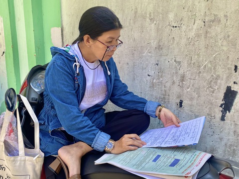 Cô Lan tranh thủ dò đề thi toán hôm 27-6 trong lúc chờ con thi ba môn tổng hợp sáng 28-6 - Ảnh: PHẠM THỊ KHÁNH LINH Cô Lan tranh thủ dò đề thi toán hôm 27-6 trong lúc chờ con thi ba môn tổ hợp sáng 28-6 - Ảnh: PHẠM THỊ KHÁNH LINH