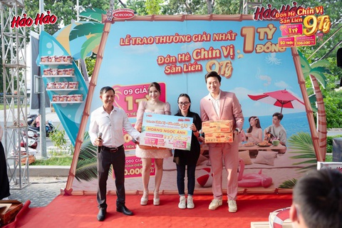 Giải nhất 1 tỉ đồng từ Hảo Hảo gọi tên 2 khách hàng tại TP.HCM và Đà Nẵng- Ảnh 1. Giải nhất một tỉ đồng của Hảo Hảo mang đến ‘mùa hè trong mơ’ cho chị Hoàng Ngọc Ánh tại TP Thủ Đức