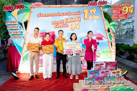 Giải nhất 1 tỉ đồng từ Hảo Hảo gọi tên 2 khách hàng tại TP.HCM và Đà Nẵng- Ảnh 2. Khách hàng Lê Thị Bốn trong buổi trao thưởng giải nhất 1 tỉ đồng tại Đà Nẵng.