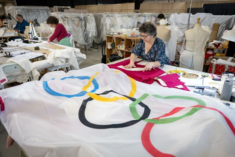 Gấp rút chuẩn bị trang phục cho lễ khai mạc và bế mạc Olympic Paris 2024- Ảnh 1. Gấp rút chuẩn bị trang phục cho lễ khai mạc và bế mạc Olympic Paris 2024- Ảnh 1.