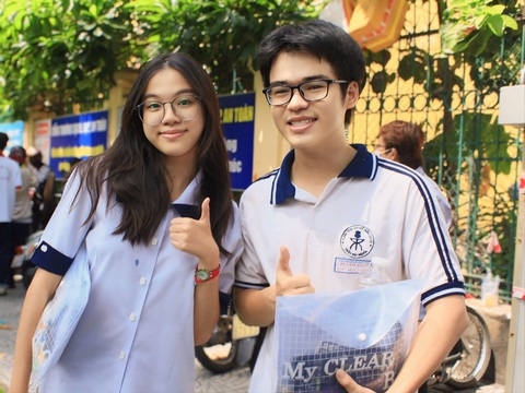 Những cái ôm của mùa thi tốt nghiệp- Ảnh 1. Hai thí sinh Huỳnh Chi và Đức Huy, học sinh Trường THPT Trần Đại Nghĩa, vui mừng hoàn thành bài thi ba môn tổ hợp - Ảnh: CAO TRỌNG PHÚ