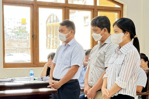 Vụ bán đất nền khu dân cư đô thị Dầu Giây: Đổi tội danh, hạ mức án cựu tổng giám đốc- Ảnh 1. Bị cáo Nguyễn Thuận (đứng bên trái, cựu tổng giám đốc Công ty Phú Việt Tín) và hai thuộc cấp được chuyển tội danh sang làm giả tài liệu của cơ quan, tổ chức - Ảnh: A.B.