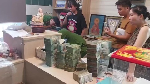 Người phụ nữ lập 116 công ty đã bị công an bắt về tội rửa tiền- Ảnh 1. Công an khám xét nhà các bị can trong vụ án - Ảnh: Công an cung cấp