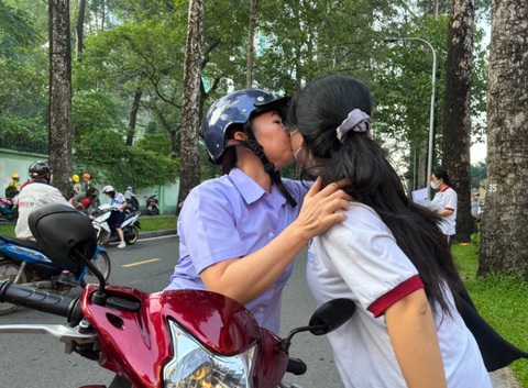 Những cái ôm của mùa thi tốt nghiệp- Ảnh 14. Mẹ trao con nụ hôn thêm tự tin trước khi vào phòng thi - Ảnh: LÊ THỊ THẢO MY