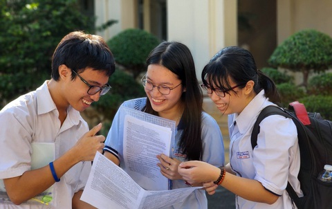 Đề thi tiếng Anh tốt nghiệp THPT 2024 vừa sức, nhiều thí sinh tự tin trên 8 điểm- Ảnh 11. Nhóm bạn của Ngọc Bảo (Trường THPT chuyên Lê Hồng Phong, quận 5) cười tươi rói vì đề tiếng Anh khá dễ - Ảnh: NGỌC PHƯỢNG