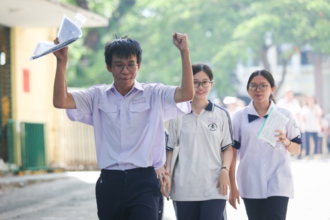 Thí sinh sau giờ thi môn ngoại ngữ, kết thúc kì thi tốt nghiệp THPT tại điểm thi THPT Chuyên Trần Đại Nghĩa - Ành: PHƯƠNG QUYÊN Thí sinh phấn khởi sau giờ thi môn ngoại ngữ