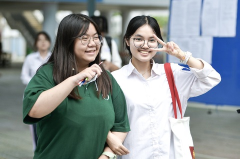 Bài giải gợi ý môn sinh học thi tốt nghiệp THPT 2024- Ảnh 1. Thí sinh hoàn thành các môn thi tại điểm thi trường THCS Phan Chu Trinh, Ba Đình, Hà Nội - Ảnh: NAM TRẦN