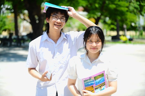 Đề thi tổ hợp khoa học tự nhiên vừa sức, thí sinh vui vẻ chờ môn cuối- Ảnh 7. Thí sinh tại điểm thi Trường Quốc học Quy Nhơn, Bình Định thoải mái sau giờ thi - Ảnh: LÂM THIÊN