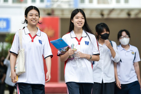 Đề thi tổ hợp khoa học tự nhiên vừa sức, thí sinh vui vẻ chờ môn cuối- Ảnh 4. Đa số thí sinh nói nếu ôn bài đầy đủ thì có thể làm bài tốt - Ảnh: NAM TRẦN