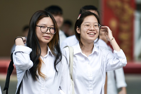 Đề thi tổ hợp khoa học tự nhiên vừa sức, thí sinh vui vẻ chờ môn cuối- Ảnh 1. Đề thi vừa sức nên các thí sinh rời phòng thi với tâm trạng nhẹ nhõm - Ảnh: NAM TRẦN