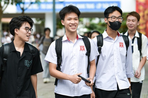 Đề thi tổ hợp khoa học tự nhiên vừa sức, thí sinh vui vẻ chờ môn cuối- Ảnh 2. Dù còn nhiều ý kiến khác nhau, có em cho đề sinh khó, em nói đề hóa... nhưng nhìn chung các em đánh giá đề vừa tầm - Ảnh: NAM TRẦN