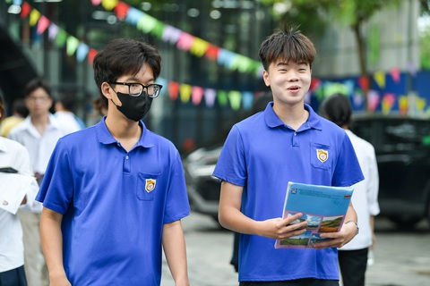 Thí sinh tới điểm thi trường THCS&THPT Lương Thế Vinh, Cầu Giấy, Hà Nội sáng 28-6 - Ảnh: NAM TRẦN Sau buổi thi sáng, các em còn môn thi cuối cùng là ngoại ngữ chiều nay, trừ những em đã được miễn thi - Ảnh: NAM TRẦN