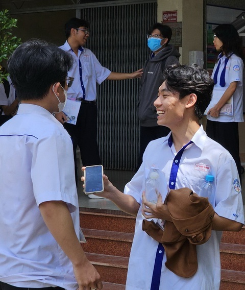 Đề thi tổ hợp khoa học tự nhiên vừa sức, thí sinh vui vẻ chờ môn cuối- Ảnh 9. Thí sinh tại hội đồng thi THPT Nguyễn Việt Hồng (TP Cần Thơ) tươi rói sau giờ thi - Ảnh: T. LŨY