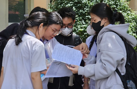 Đề thi tổ hợp khoa học tự nhiên vừa sức, thí sinh vui vẻ chờ môn cuối- Ảnh 6. Thí sinh dò lại đáp án sau khi kết thúc thi buổi sáng tại hội đồng thi THPT Nguyễn Việt Hồng (TP Cần Thơ) - Ảnh: T. LŨY