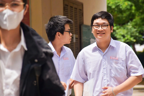 Đề thi tổ hợp khoa học tự nhiên vừa sức, thí sinh vui vẻ chờ môn cuối- Ảnh 10. Thí sinh vui vẻ ra về sau khi hoàn thành các bài thi tổ hợp sáng nay - Ảnh: TRẦN HOÀI