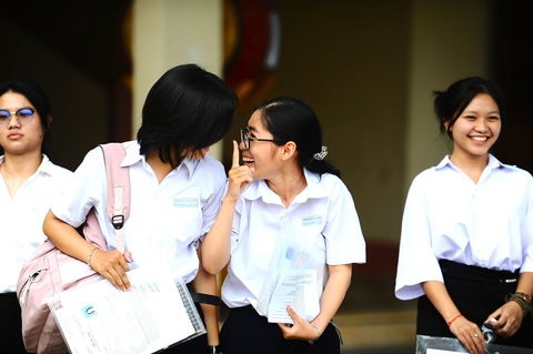 Họp báo, Bộ Giáo dục thông tin thêm vụ đề thi văn 'giống đề trên mạng'- Ảnh 6. Kỳ thi tốt nghiệp THPT năm nay được đánh giá là nhẹ nhàng với đa số thí sinh - Ảnh: LÂM THIÊN
