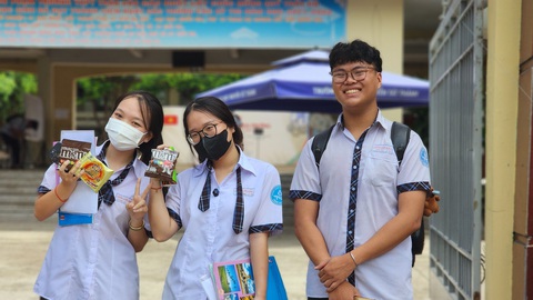 Đề thi tổ hợp khoa học tự nhiên vừa sức, thí sinh vui vẻ chờ môn cuối- Ảnh 8. Thí sinh tại điểm thi Trường THPT Trần Văn Giàu, quận Bình Thạnh sau giờ làm bài thi tổ hợp - Ảnh: NGỌC PHƯỢNG