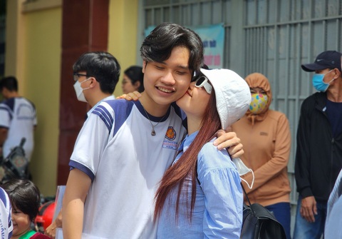Đề thi tổ hợp khoa học tự nhiên vừa sức, thí sinh vui vẻ chờ môn cuối- Ảnh 11. Chị Thủy hôn động viên thí sinh Quốc Bình (Trường THPT Hoàng Hoa Thám, quận Bình Thạnh) sau giờ thi tổ hợp - Ảnh: NGỌC PHƯỢNG